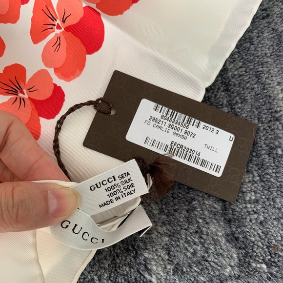 NWT Authentic Gucci Floral Print Silk Shawl Scarf - Picture 5 of 6